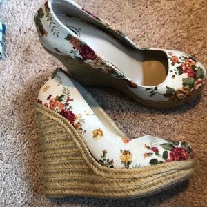 Delicious floral wedges 7.5